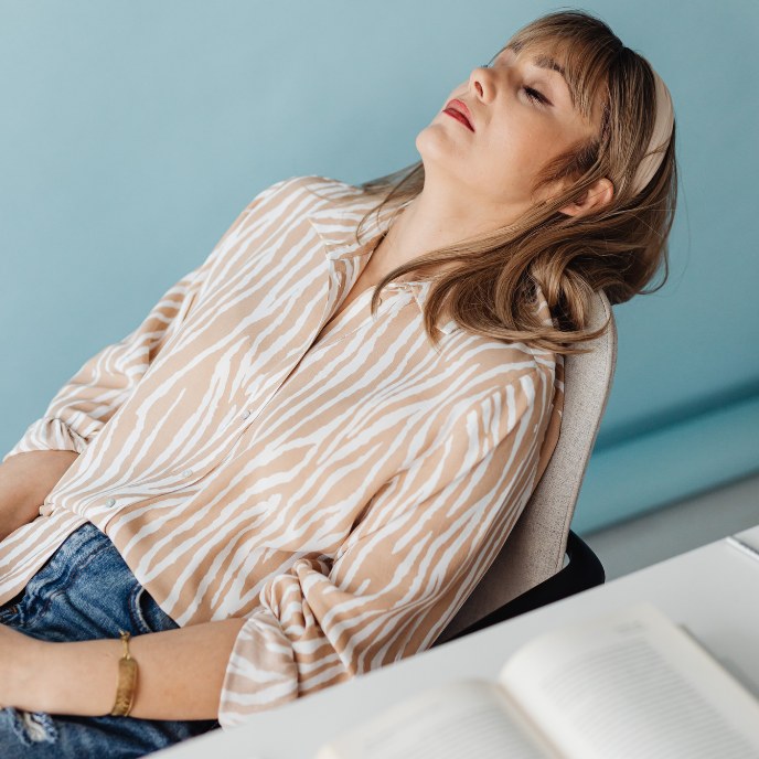 Mujer que medita o descanso 
