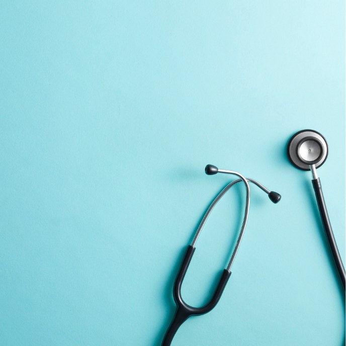 es un estetoscipio sobre un fondo azul para ilustrar que la terapia energética se hace en hospitales